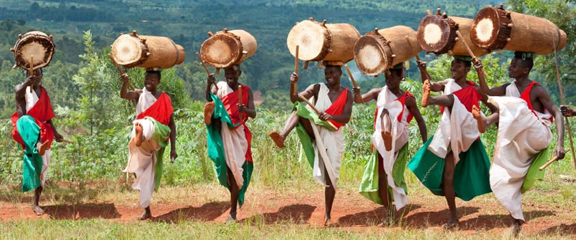 3 Performance Abotimbo. Převzato z: https://kwekudee-tripdownmemorylane.blogspot.com/2014/01/the-royal-drummers-of-burundi-drummers.html