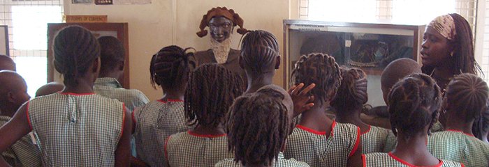 Obr. 4. Skulptura Bai Bureha v Národním muzeu Sierra Leone je pravidelným cílem školních exkurzí. https://www.safarinow.com/destinations/freetown/galleriesandmuseums/sierra-leone-national-museum.aspxexkurzí. Převzato z: 
