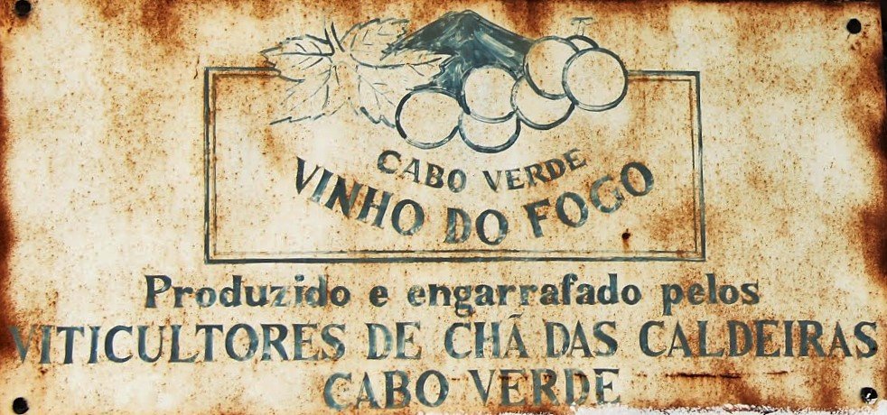 7 Tabule družstevního vinařství v Cha das Caldeiras. Převzato z: https://commons.wikimedia.org /wiki/File: Cha_das_Caldeiras-Vinho_do_ Fogo_ (7).jpg
