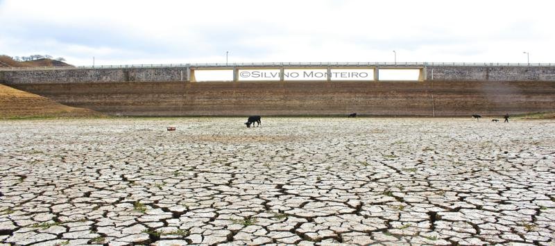 Obr 5 Vyschlá přehradní nádrž "Barragem de Poilão" v červenci 2018. Autor: Silvino Monteiro. Převzato z: http://anacao.cv/2018/07/02/politiquice-ma-gestao-ajudaram-secar-barragem-poilao/
