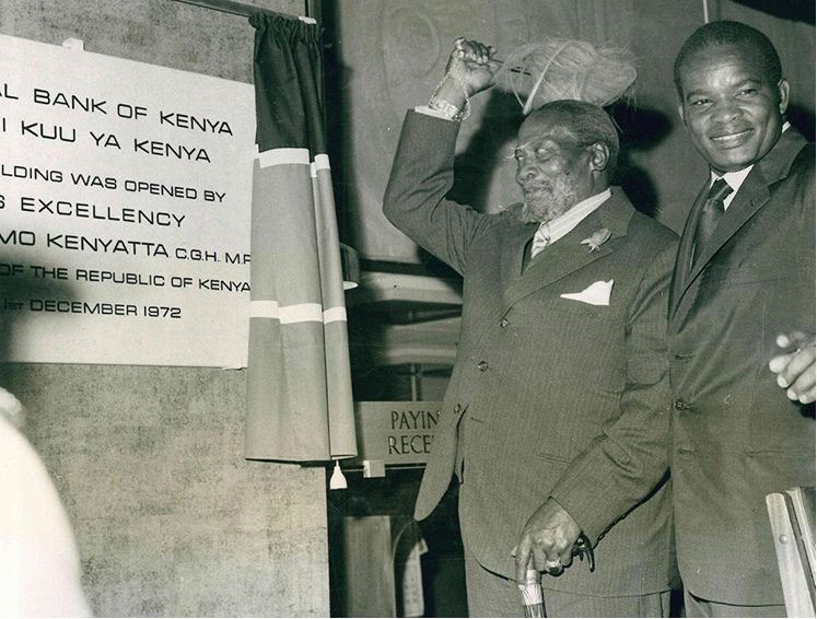 2) HE Mzee Jomo Kenyatta v roce 1972 při slavnostním otevření centrály CBK v Nairobi. Převzato z https://www.centralbank.go.ke