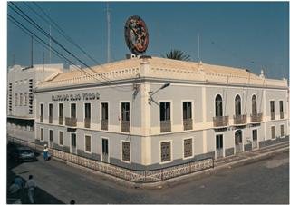 Obr. 1 Historická budova „Banco Nacional Ultramarino“ v Praia, ostrov Santiago, Cabo Verde. http://www.bcv.cv/vEN/thebank/Historia/Paginas/Historia.aspx